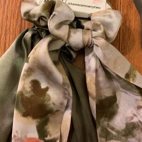 Scunci bundle of two sets of scrunchies. Total of four pieces. Great gifts - Picture 3 of 6